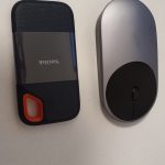 כונן SanDisk Extreme Portable SSD SDSSDE60-1T00 1TB בהשוואה לעכבר שיאומי קטן